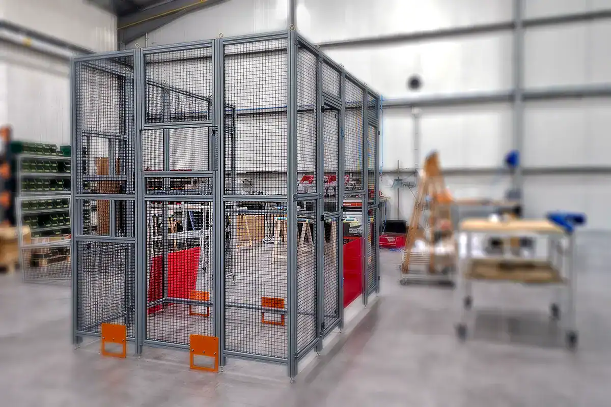 Photo d'une carterisation, la structure est en profilés 45x45 et le remplissage en grille