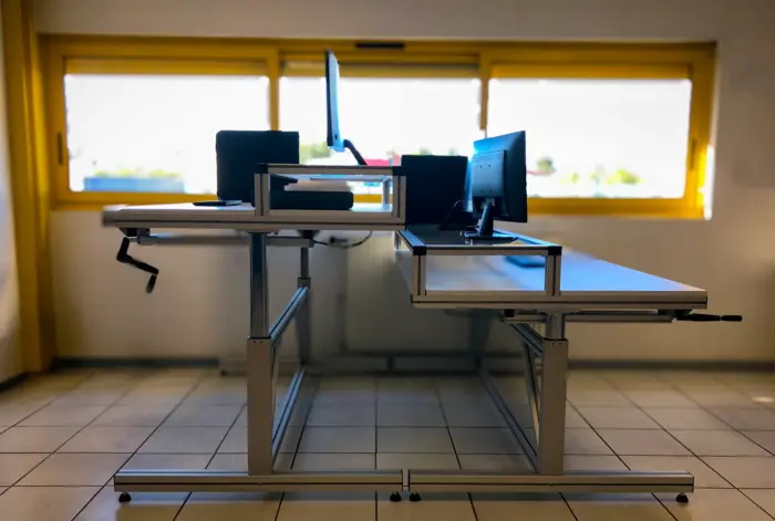 2 bureaux équipé de colonnes réglables manuelle