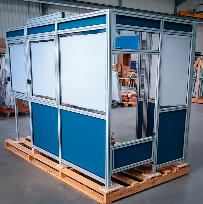 photo d'une catrérisation avec des panneaux bleus et des fenetres en polyarbonate