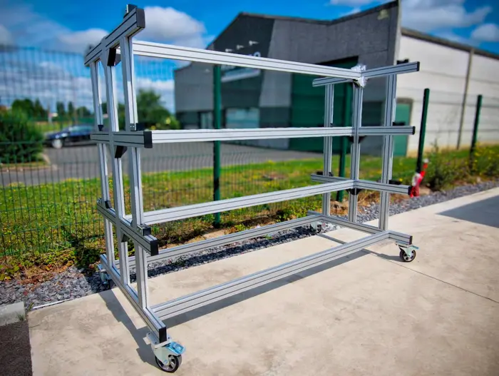 Châssis en profilé aluminium équipé de roulettes