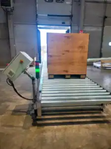 Palette convoyée par un convoyeur a rouleau motorisé Arcane