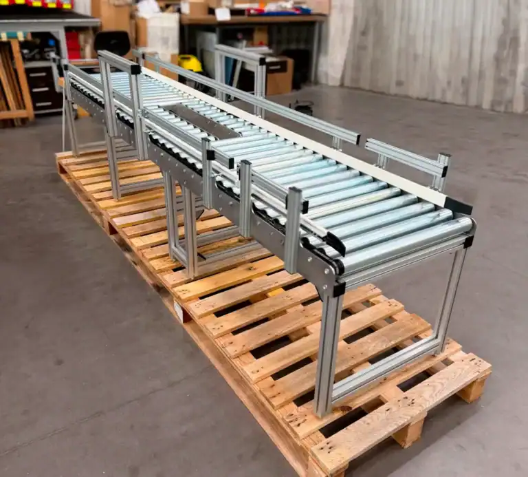 Convoyeur à rouleaux sur mesure structure profilé aluminium 40x40 — vue générale avant livraison