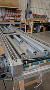 Module de levage-rippage Arcane en atelier, avec convoyeur à rouleaux, chaîne de transmission et motoréducteur triphasé, avant intégration sur ligne d'assemblage